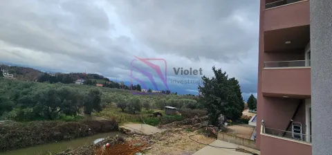 Pogled izbliza na okolni pejzaž i zelene površine sa balkona zgrade. - image 10