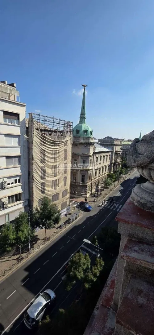 Pogled sa terase na gradsku ulicu i okolne zgrade.