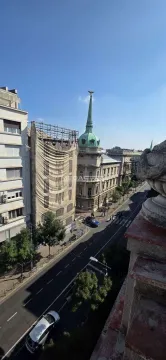 Pogled sa terase na gradsku ulicu i okolne zgrade. - image 11