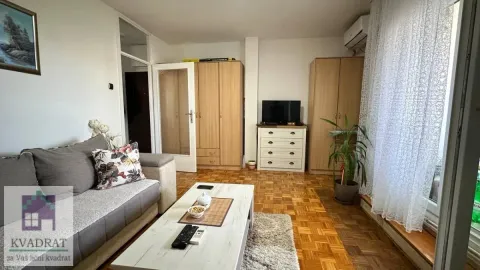 Dnevna soba sa garniturom, stočićem, komodom za televizor i drvenim ormarima. - image 2