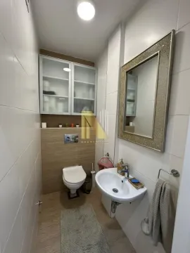 Manje kupatilo sa sanitarijama, umivaonikom, ogledalom i zidnim ormarićem. - image 12