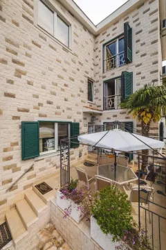 Izdavanje, kuća, 200m², Rafailovići, Budva - image 23