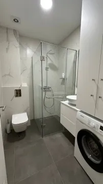 Moderne kupatilo sa tuš kabinom, WC šoljom i veš mašinom. - image 8