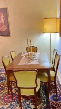 Trpezarija sa drvenim stolom, stolicama i podnom lampom. - image 4