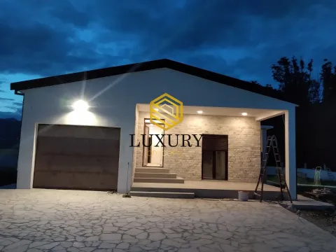 Izdavanje, kuća, 140m², Velje Brdo, Podgorica - image 1