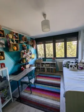 Dečja soba sa krevetom, radnim stolom i šarenim detaljima. - image 18