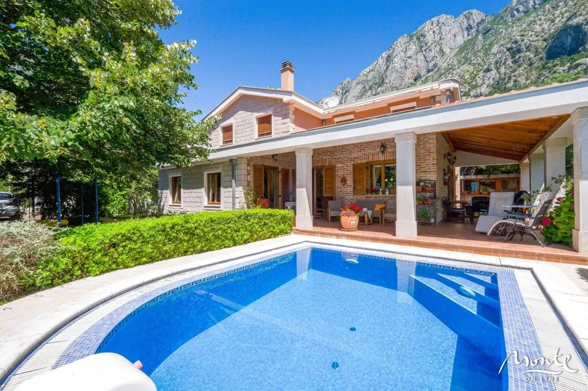 Prodaja, kuća, 305m², Orahovac, Kotor