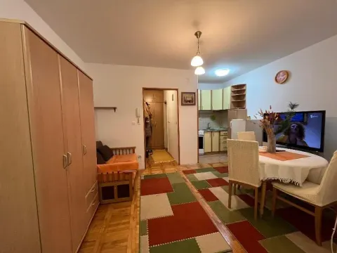 Dnevni boravak sa trpezarijom i pogledom na kuhinju. - image 3