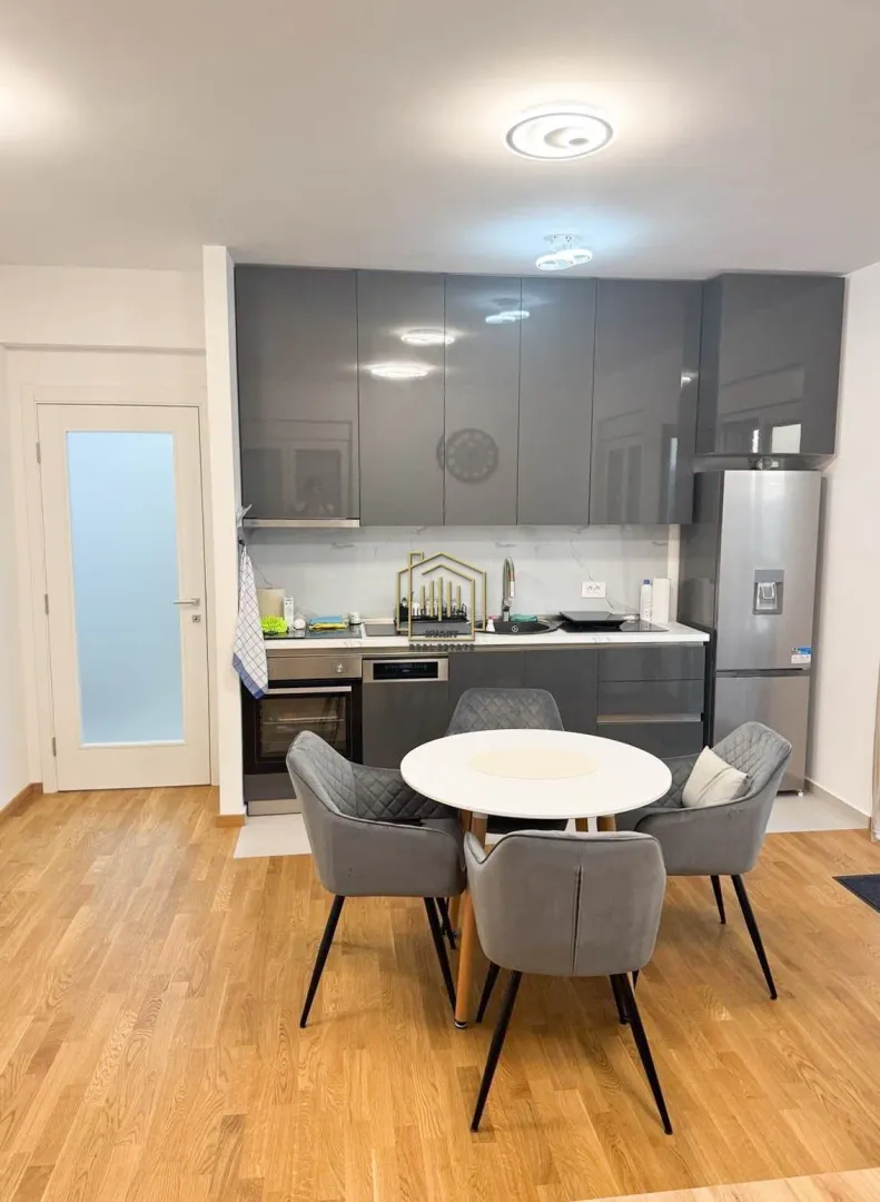 Izdavanje, dvosoban stan, 65m², Stari Aerodrom, Podgorica