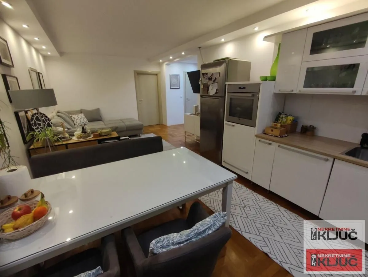 Prodaja, četvorosoban stan, 75m², Grbavica, Novi Sad Sve Podlokacije