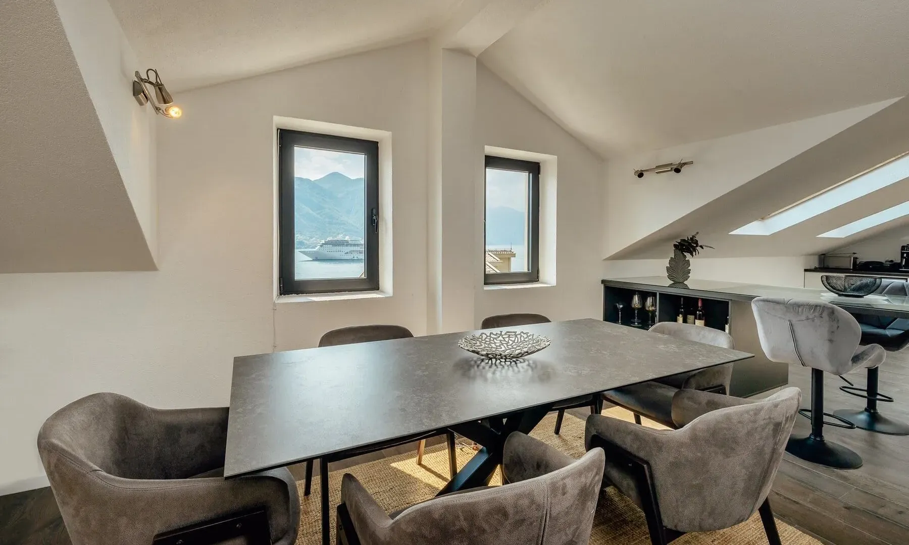 Prodaja, dvosoban stan, 82m², Dobrota, Kotor