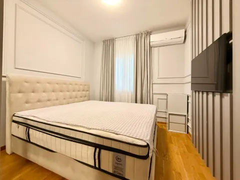 Moderna spavaća soba sa bračnim krevetom, TV-om i klima uređajem. - image 10