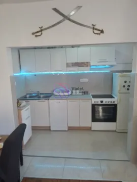 Manja opremljena kuhinja sa bijelim elementima i šporetom. - image 3