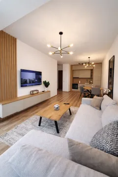 Moderan dnevni boravak povezan sa trpezarijom i kuhinjom. - image 13