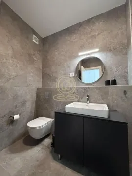Moderno opremljeno kupatilo sa umivaonikom, ormarićem, ogledalom i toaletom. - image 5