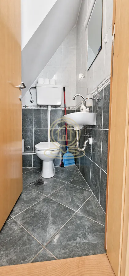Manje kupatilo sa wc šoljom i umivaonikom.