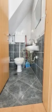 Manje kupatilo sa wc šoljom i umivaonikom. - image 7