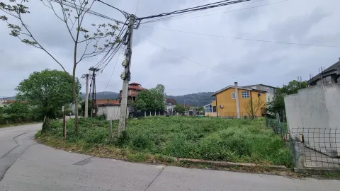 Pogled sa ulice na plac sa travom i obližnje kuću. - image 2