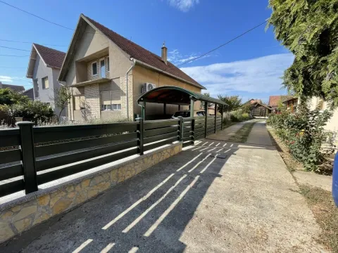 Pogled na dvorište i spoljašnjost kuće sa ogradom i natkrivenim parkingom. - image 16