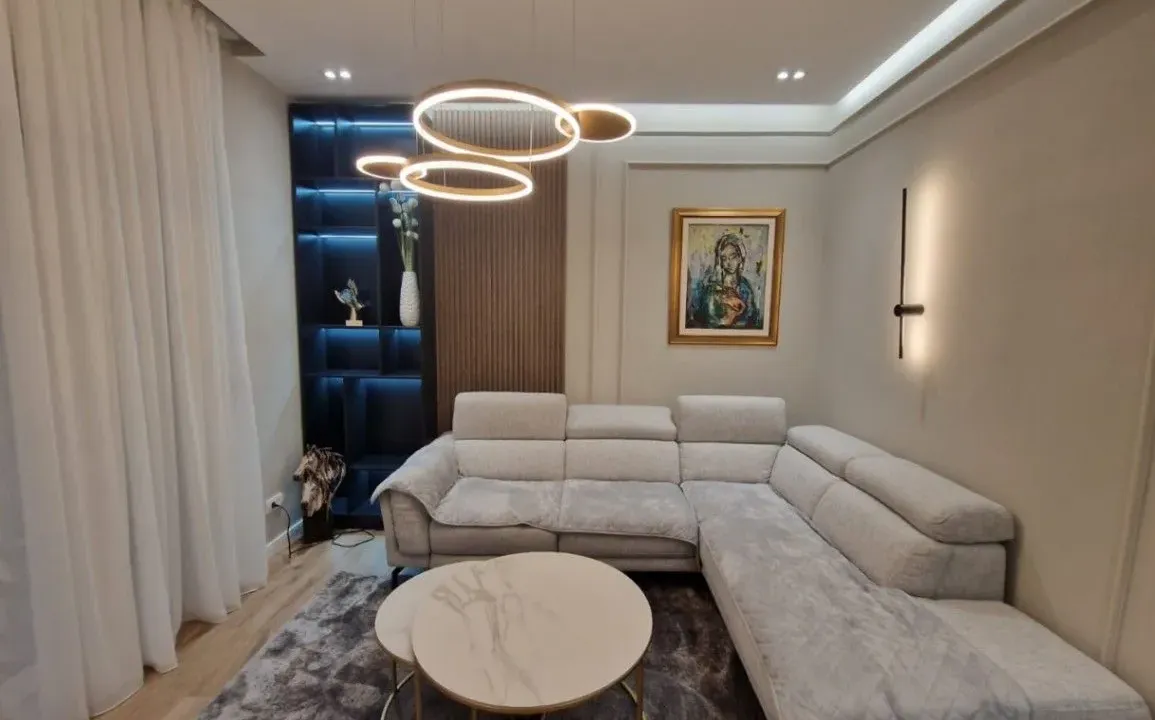 Izdavanje, dvosoban stan, 72m², Centar, Tivat