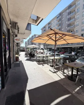 Eksterijer poslovnog prostora sa baštom ispred zgrade. - image 18