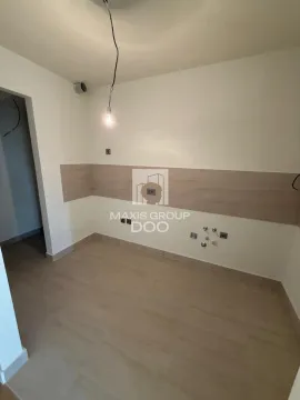 Prazna prostorija sa pripremljenim instalacijama za kuhinju. - image 11