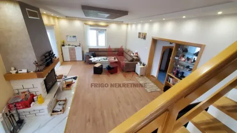 Prostrani dnevni boravak sa garniturom, kaminom i stepeništem. - image 7