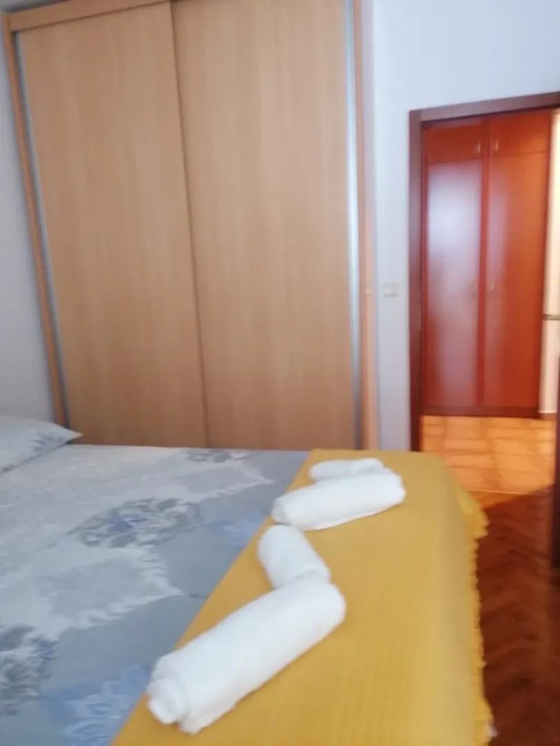 Spavaća soba sa velikim garderoberom i krevetom.