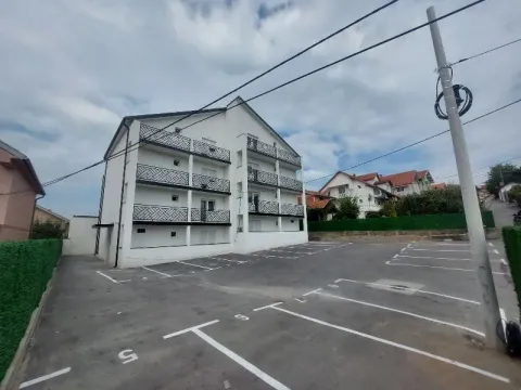 Pogled na spoljašnost stambene zgrade sa obezbeđenim parking mestima. - image 12