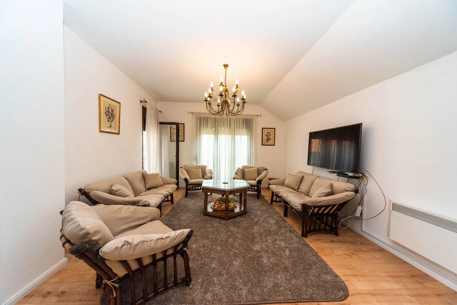 Izdavanje, trosoban stan, 100m², Gornja Gorica, Podgorica