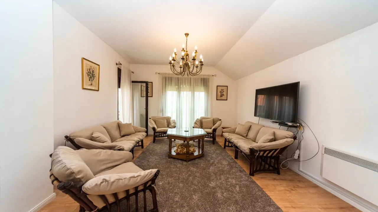 Izdavanje, trosoban stan, 100m², Gornja Gorica, Podgorica