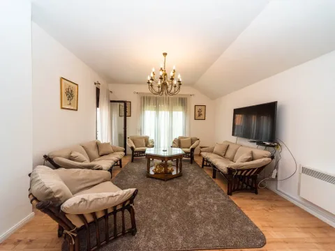 Izdavanje, trosoban stan, 100m2, Gornja Gorica, Podgorica Izdavanje, trosoban stan, 100m2, Gornja Gorica, Podgorica