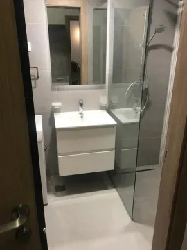 Savremeno opremljeno kupatilo sa umivaonikom i tuš kabinom. - image 3