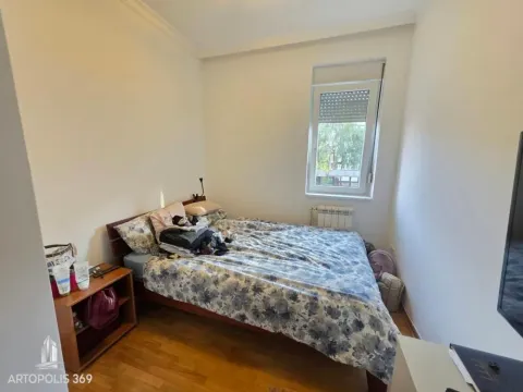 Spavaća soba sa bračnim krevetom, noćnim stočićem i prozorom. - image 11