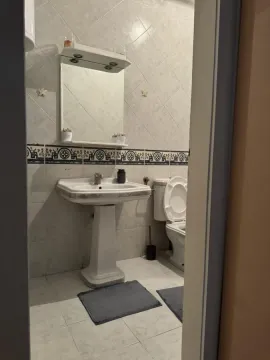 Pogled na kupatilo sa umivaonikom, ogledalom i toaletom. - image 14