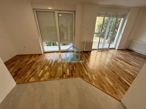 Prazna dnevna soba sa parketom i izlazom na terasu. - image 6