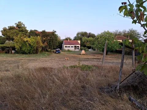 Pogled na dvorište i kuću sa travnjakom. - image 2
