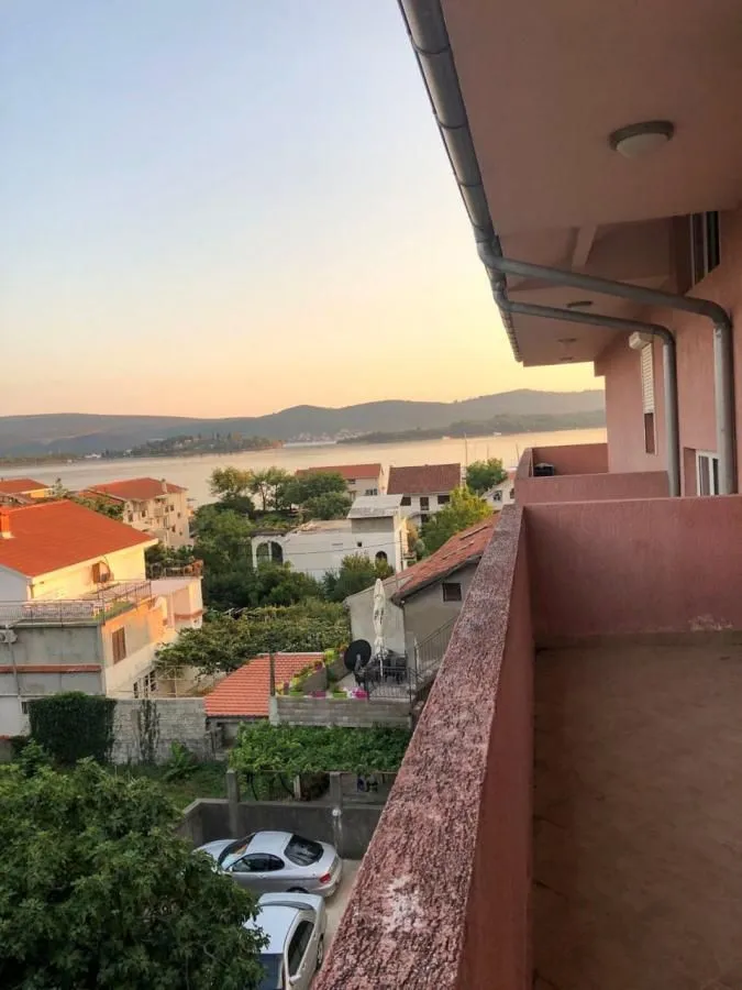 Rent, three bedroom apartment, 191m², Tivat, Crna Gora