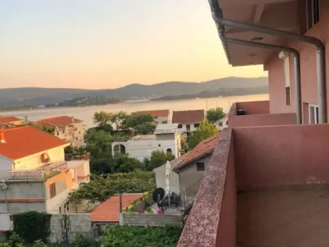 Izdavanje, trosoban stan, 191m², Tivat, Crna Gora - image 2