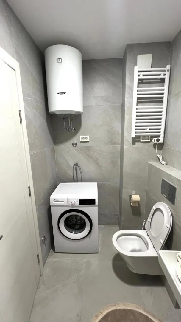 Kupatilo opremljeno sanitarijama, mašinom za veš i bojlerom.