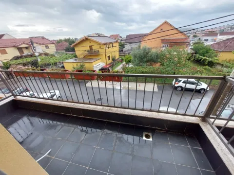 Pogled sa balkona na okolne kuće i ulicu. - image 4