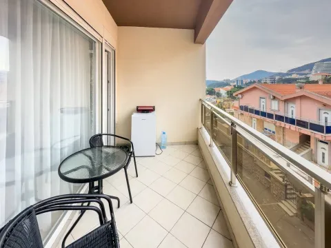 Namtještena terasa sa garniturom za sjedenje i pogledom na okolinu. - image 10