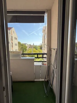 Pogled sa terase na okolne zgrade i zelenilo. - image 4