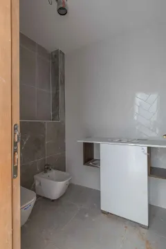 Pogled na kupatilo u završnoj fazi opremanja sa sanitarijama. - image 57