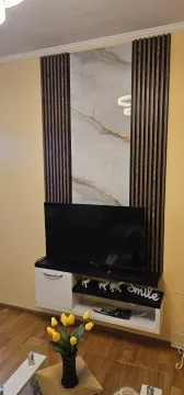 Moderan TV zid sa dekorativnim drvenim panelima u dnevnoj sobi. - image 5