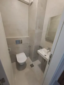 Mali toalet sa modernim pločicama i umivaonikom. - image 4