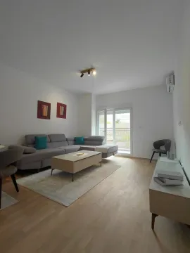 Svijetao dnevni boravak sa garniturom, stočićem i izlazom na terasu. - image 3