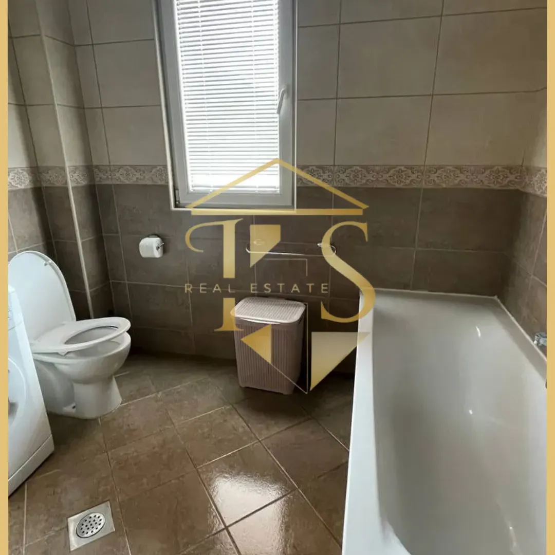 Potpuno opremljeno kupatilo sa kadom, wc šoljom i prozorom.