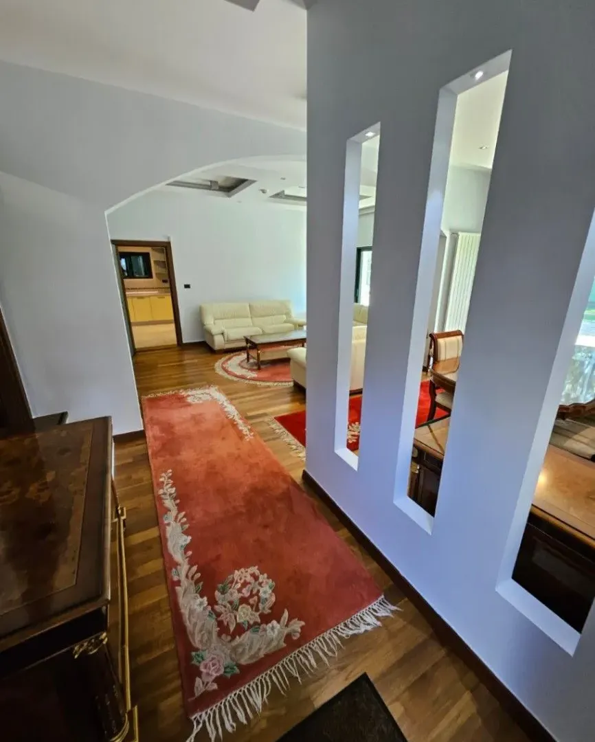 Izdavanje, kuća, 380m², Mareza, Podgorica