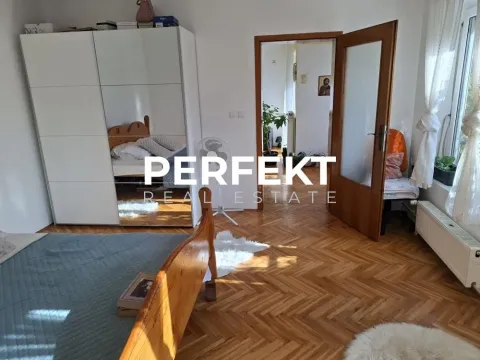 Nameštena spavaća soba sa velikim garderoberom i drvenim parketom. - image 7